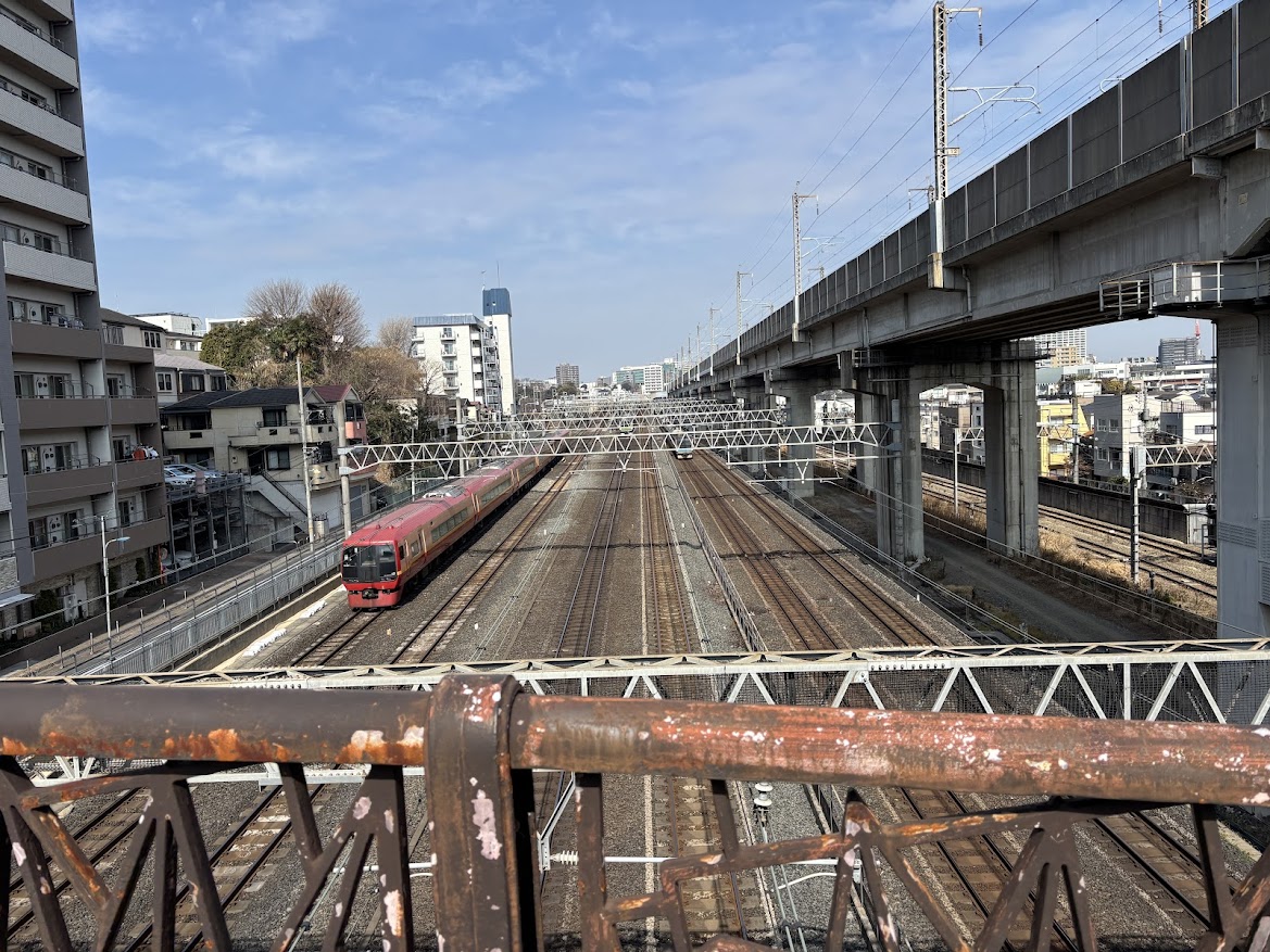 平和橋から通過していく電車を見る