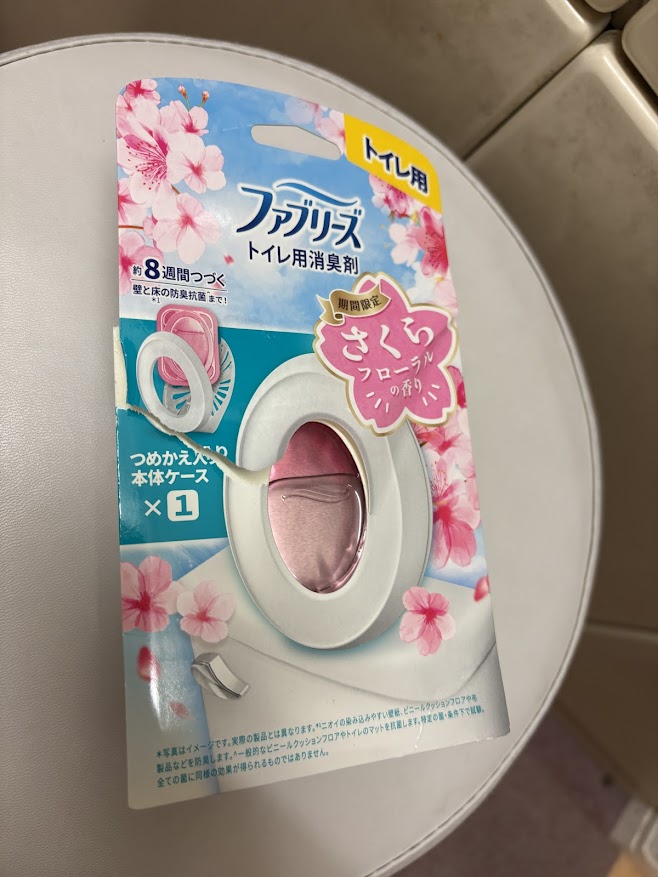 新しくなって本体ケースとつめかえが分離していたトイレ用ファブリーズ トイレ用消臭剤 期間限定さくらフローラルの香り