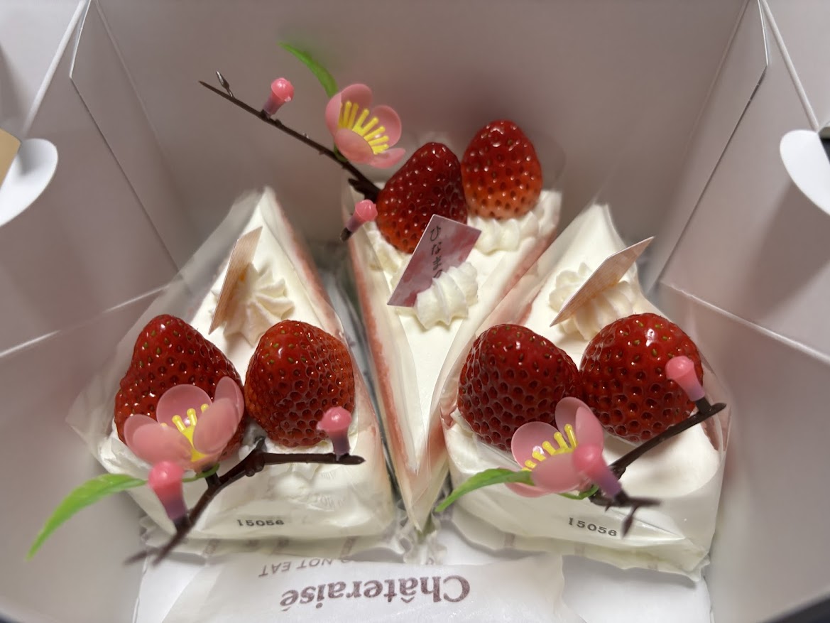 シャトレーゼの「桃の節句 苺のトルテ」ケーキ（苺スポンジと抹茶スポンジとホイップクリームでひしもちをイメージ）