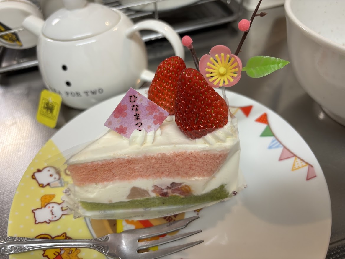 シャトレーゼの「桃の節句 苺のトルテ」ケーキ（苺スポンジと抹茶スポンジとホイップクリームでひしもちをイメージ）