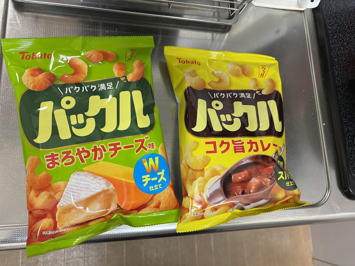 【どう見ても明治のカール】東ハトの パクパク満足 パックル まろやかチーズ味（Wチーズ仕立て）とコク旨カレー味（芳醇スパイス仕立て）
