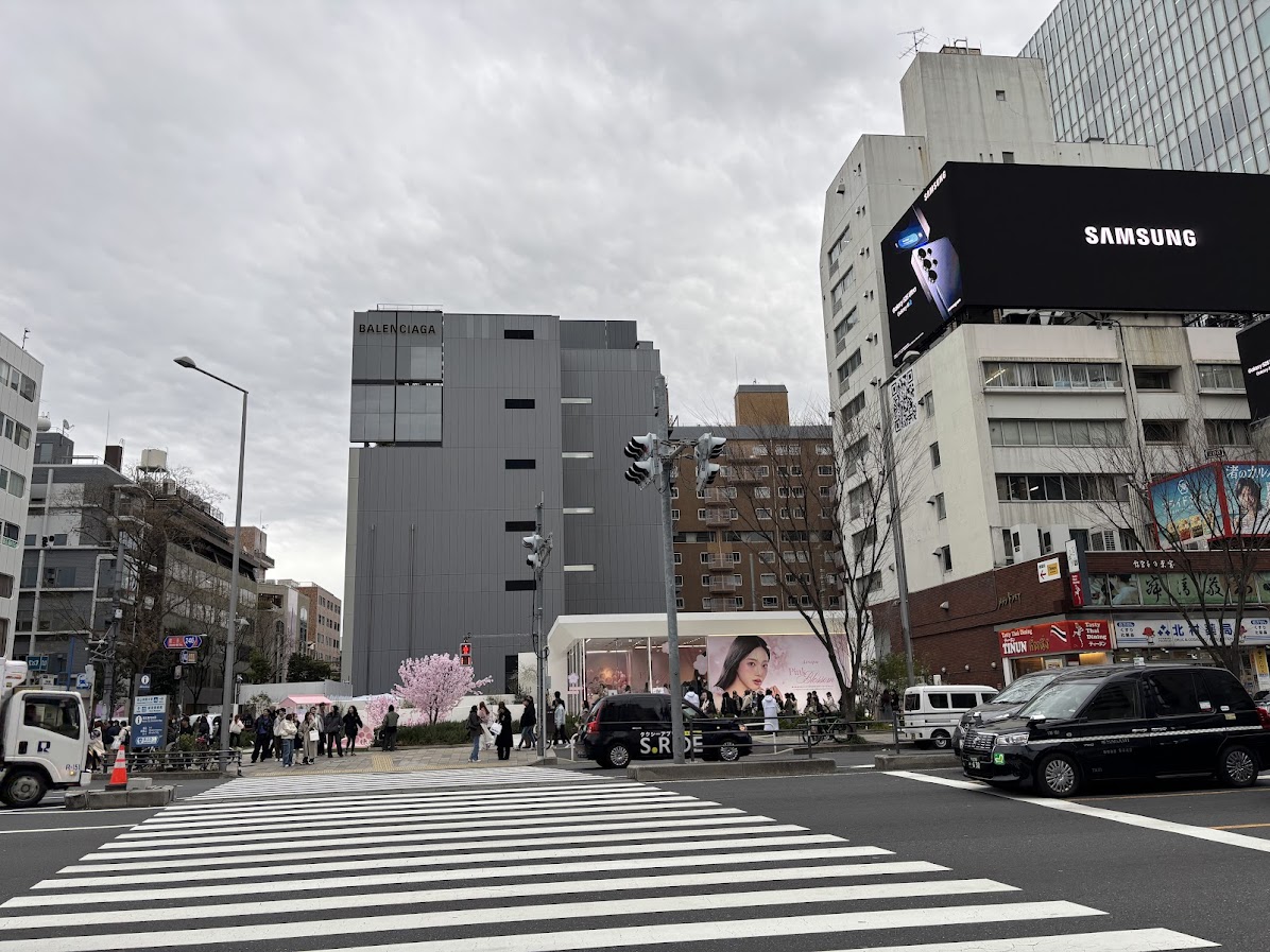 表参道で桜？ピンクの何かのイベント