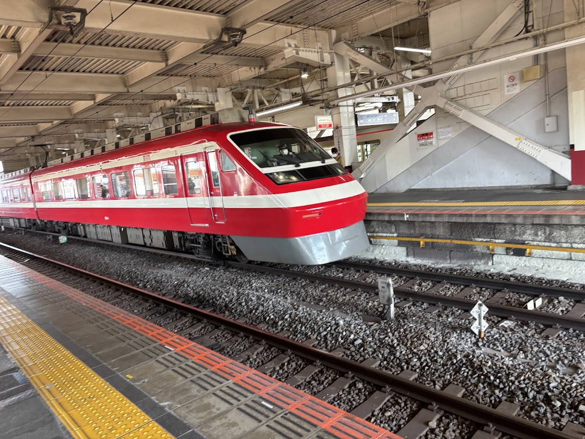 東武の特急りょうもう、1800系リバイバルカラー車両（東武動物公園駅 ホーム）