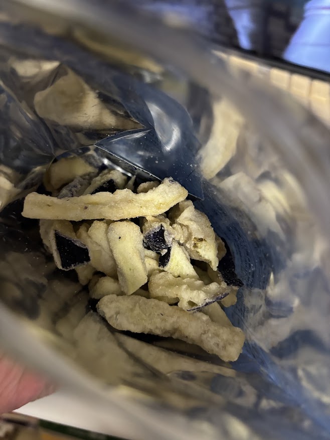 スナック「サクサク食感 なすの天ぷら だし醤油味」の中身