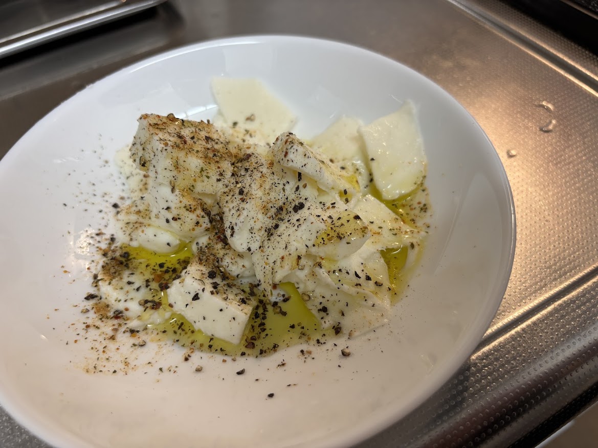 SL JAPAN（エスエルジャパン）の冷凍モッツァレラチーズのオリーブオイルと黒胡椒とソルト イタリアンハーブミックスがけ