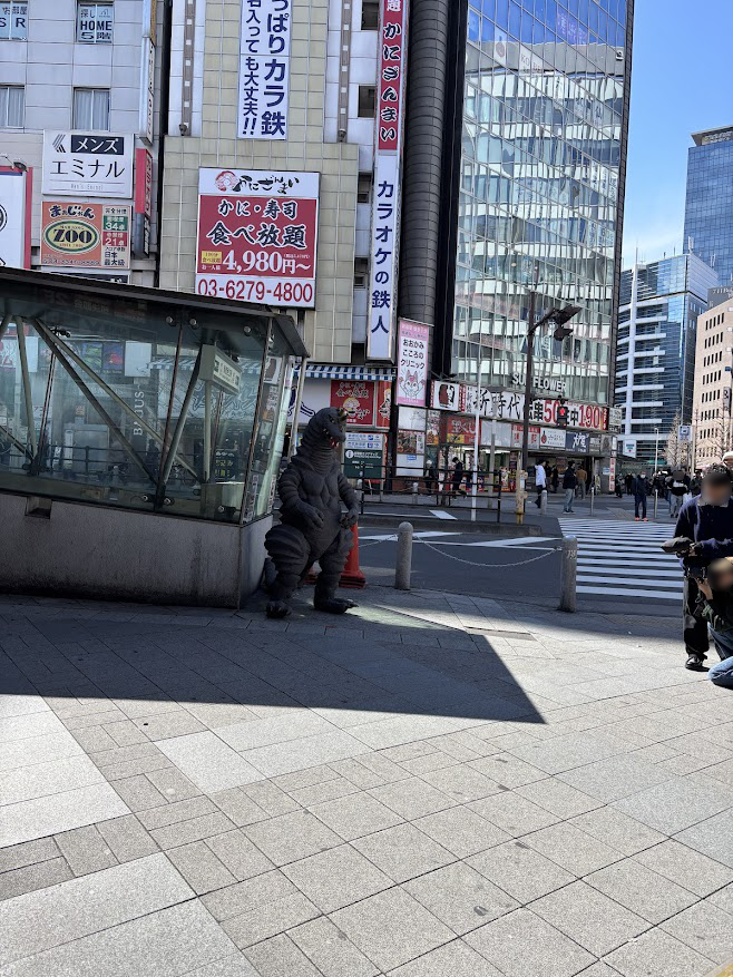 新宿大ガード西近くで怪獣?(新宿駅、新宿西口駅近く)