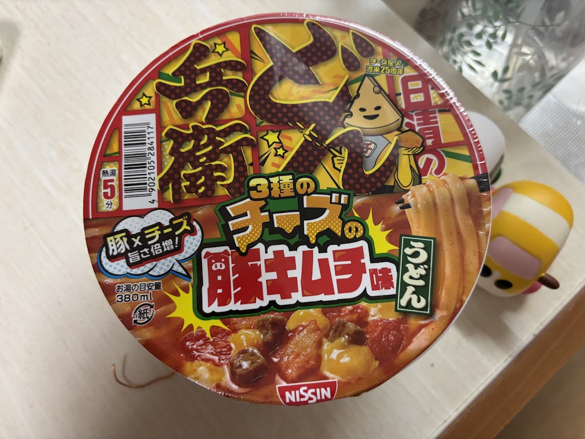 日清のどん兵衛 3種のチーズの豚キムチ味 うどん