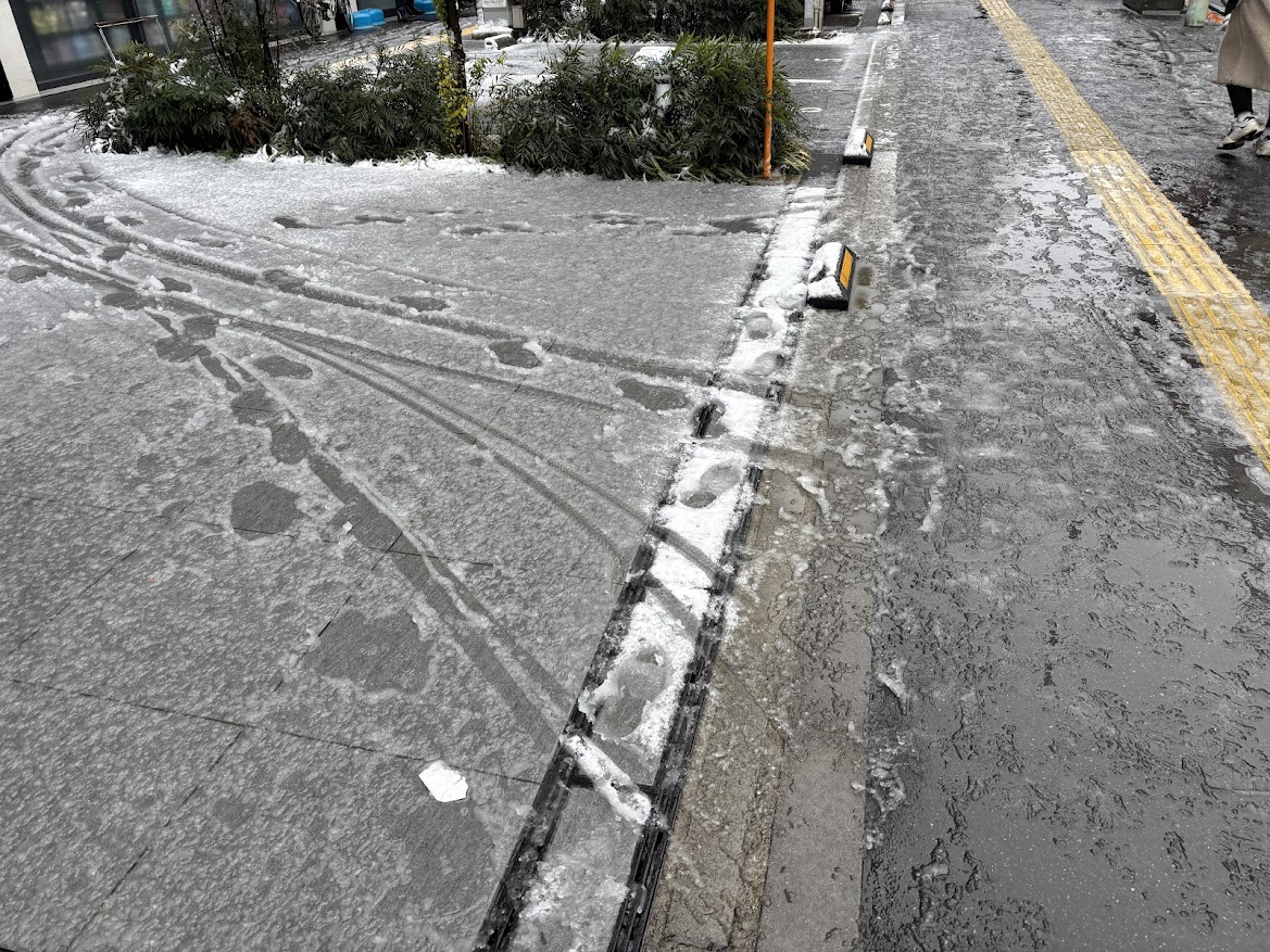 東京都心でも雪が積もりはじめた
