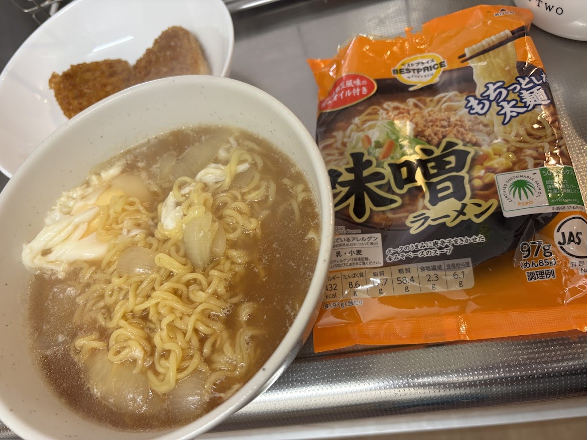 インスタントラーメン「味噌ラーメン（香味野菜風味の特性オイル付き）」と焼きおにぎり
