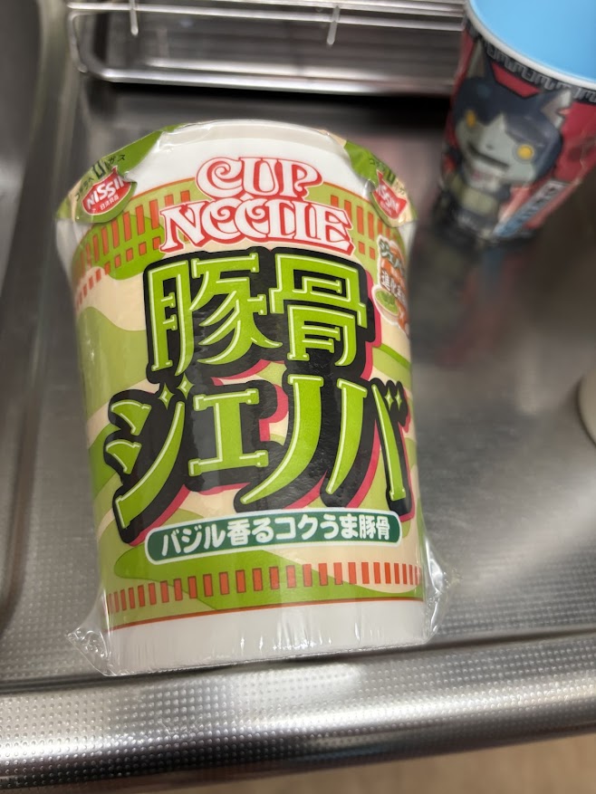 日清 カップヌードル 豚骨ジェノバ バジル香るコクうま豚骨 ラーメン