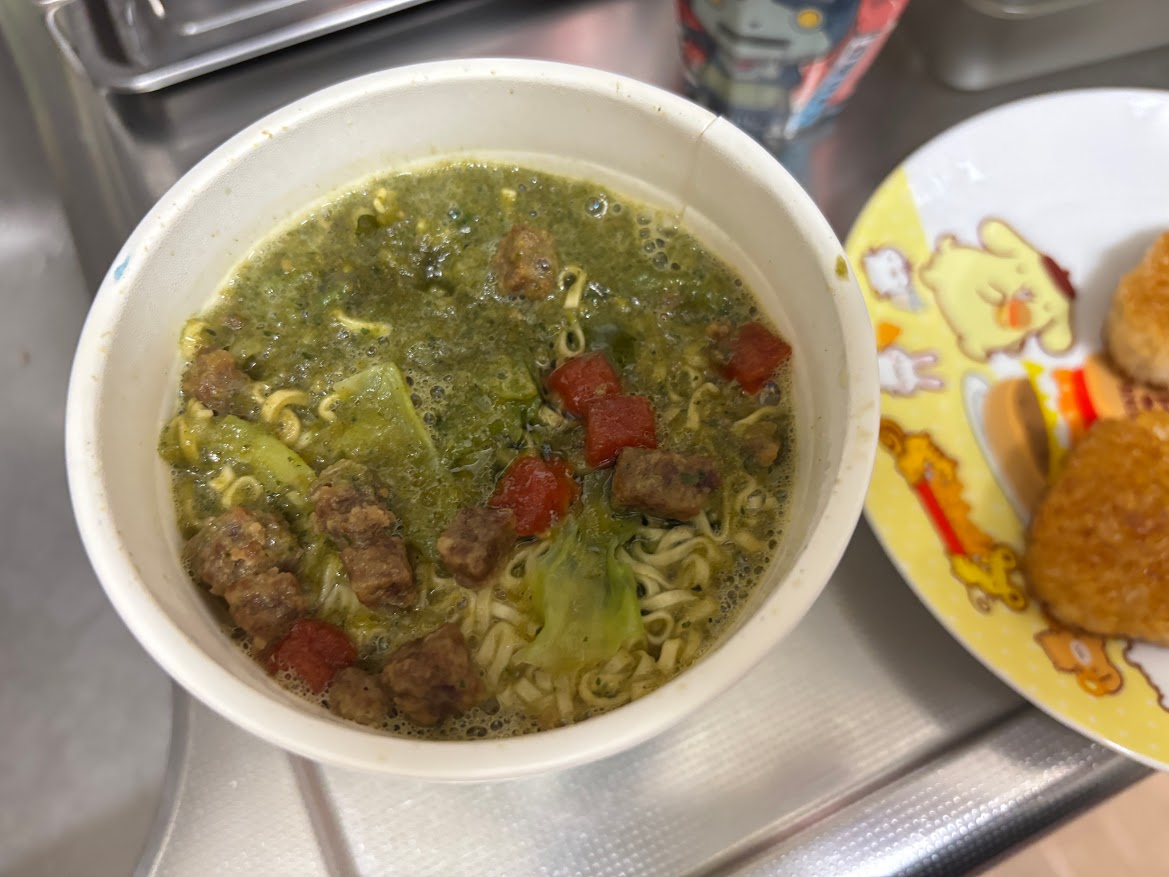 日清 カップヌードル 豚骨ジェノバ バジル香るコクうま豚骨 ラーメン
