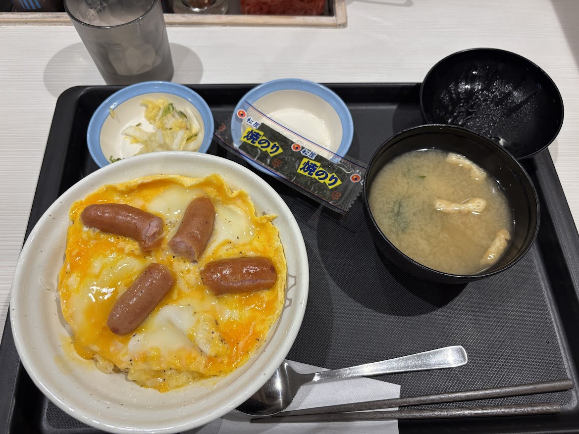 松屋 秋葉原店でとろっとたまごソーセージ丼（ライス並）
