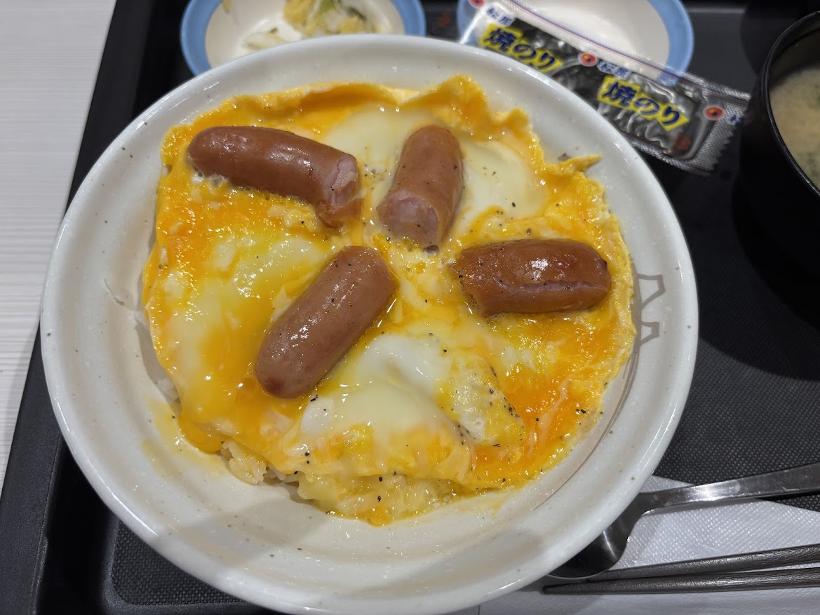 松屋 秋葉原店でとろっとたまごソーセージ丼（ライス並）