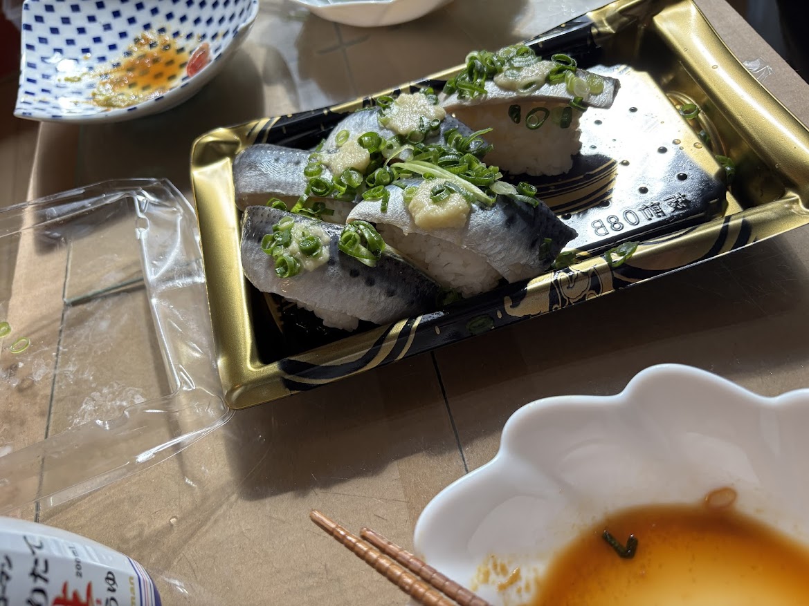 ロピア小平店で買ってきたパック寿司の日本橋魚萬 酢〆 いわし握り