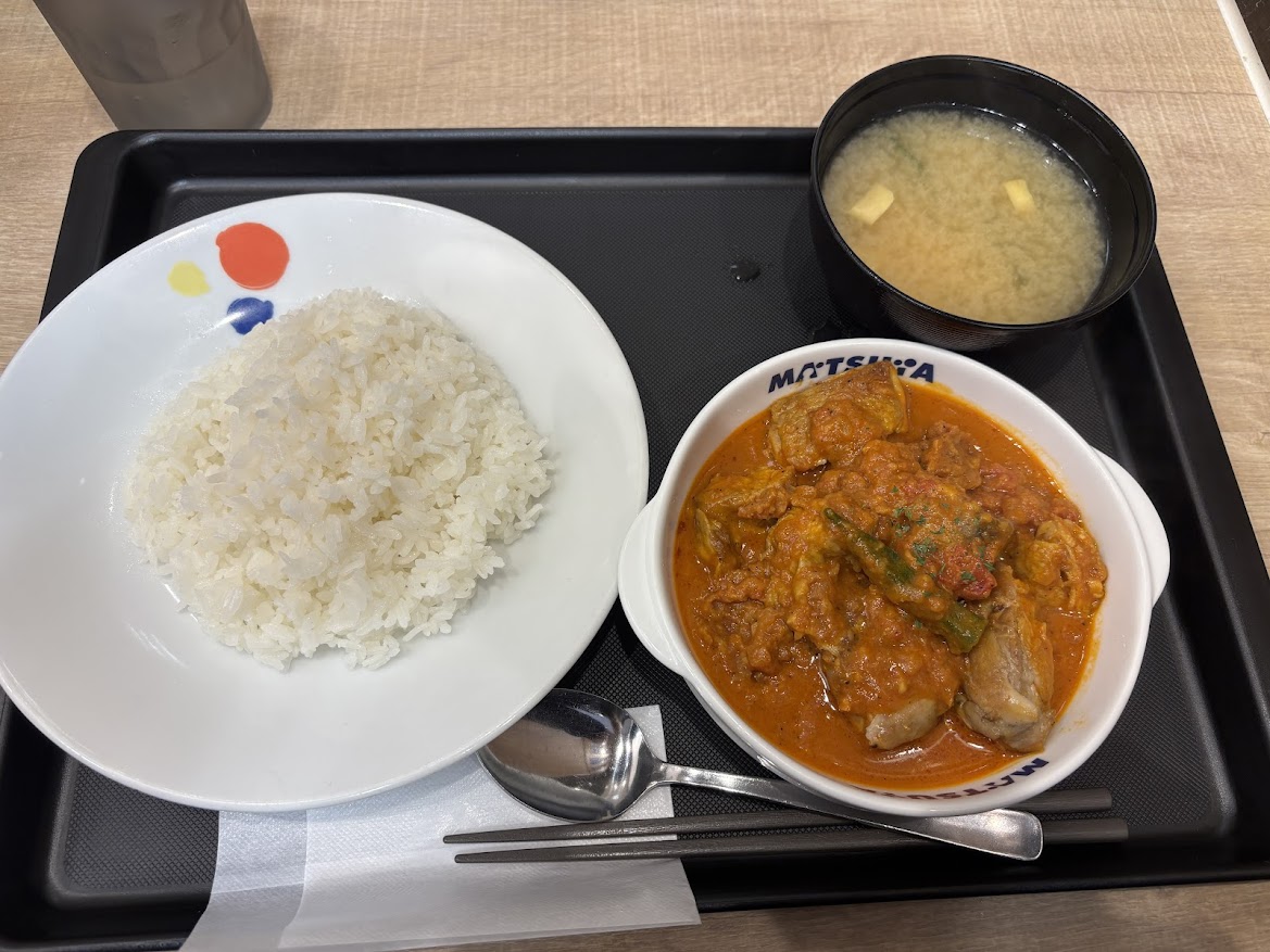 松屋 武蔵関店で期間限定 マフェ（セネガルの家庭料理）（ライス並） クーポン割引（にんにくトマトが食欲そそるごろごろチキンのピーナッツバター煮込み）