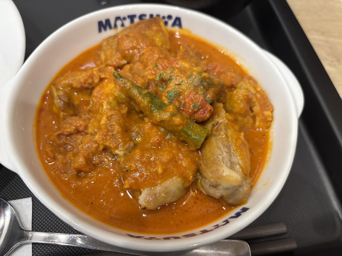松屋 武蔵関店で期間限定 マフェ（セネガルの家庭料理）（ライス並） クーポン割引（にんにくトマトが食欲そそるごろごろチキンのピーナッツバター煮込み）