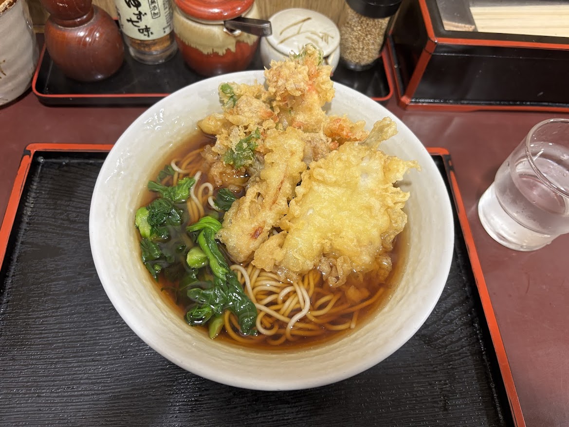 信濃追分蕎麦 初台庵で春盛り天そば（桜えびと帆立のかき揚げ、キス天、旬天、菜の花）