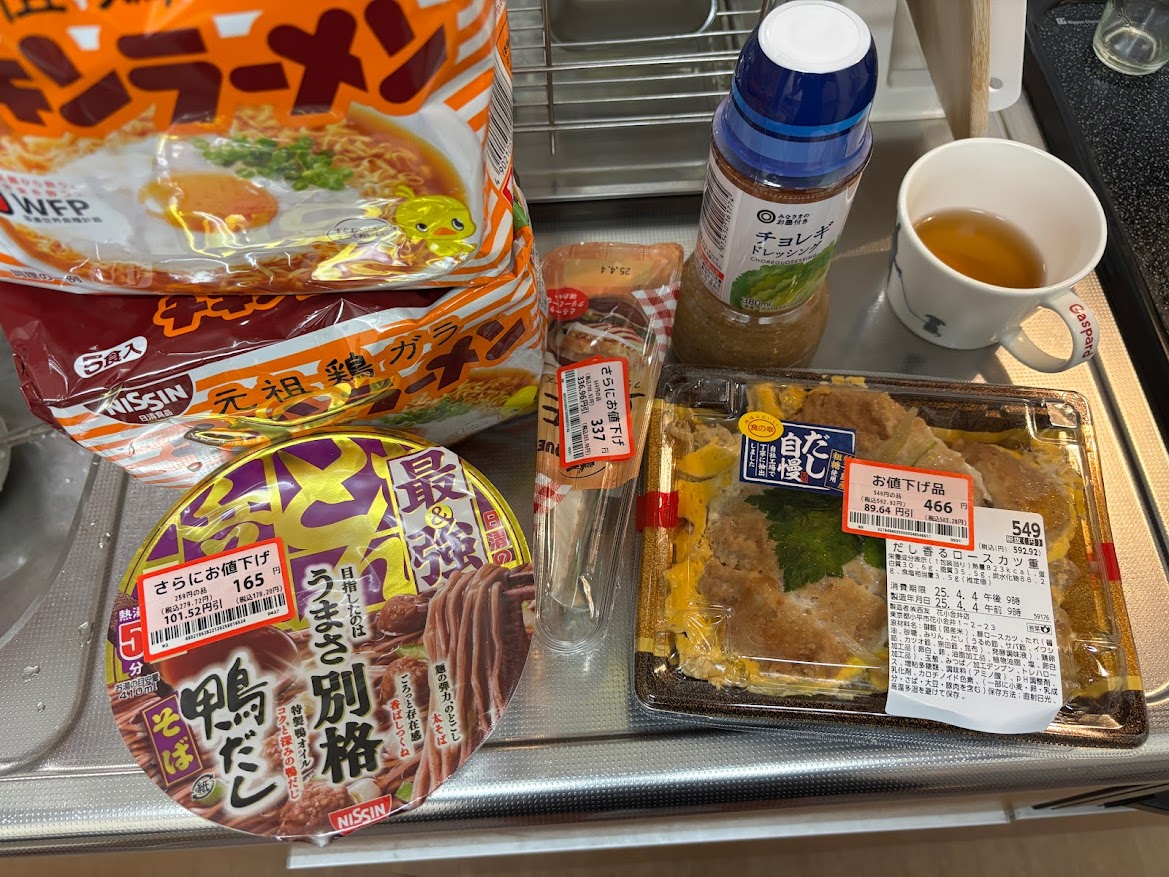 西友で買ってきたチキンラーメン5食パックに日清 どん兵衛 最強 うまさ別格 鴨だし そば、フランスのチーズ ル・ルスティック・ブリー、みなさまのお墨付 チョレギドレッシング、だし香るロースカツ重