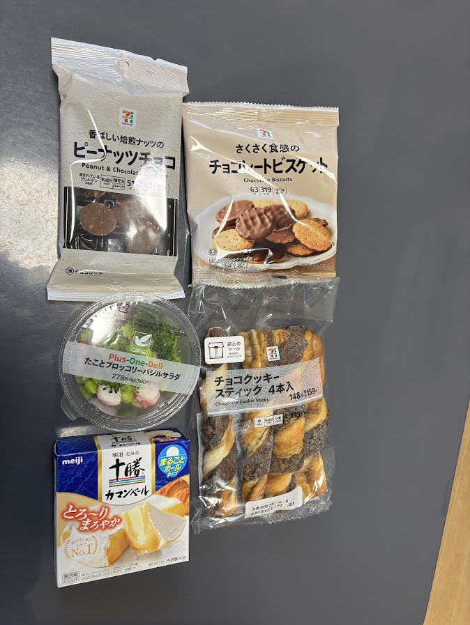 セブンプレミアム ピーナッツチョコとチョコレートビスケット、チョコクッキースティック4本入とYORK DELI たことブロッコリーバジルサラダ、十勝カマンベールチーズ