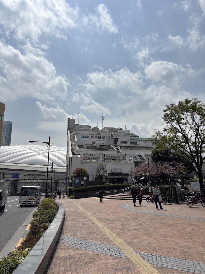 後楽園駅と回転寿司 根室花まる メトロエム後楽園店の看板が見える