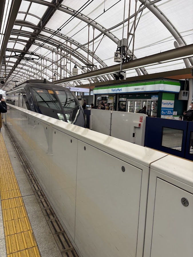 京成日暮里駅で京成スカイライナー