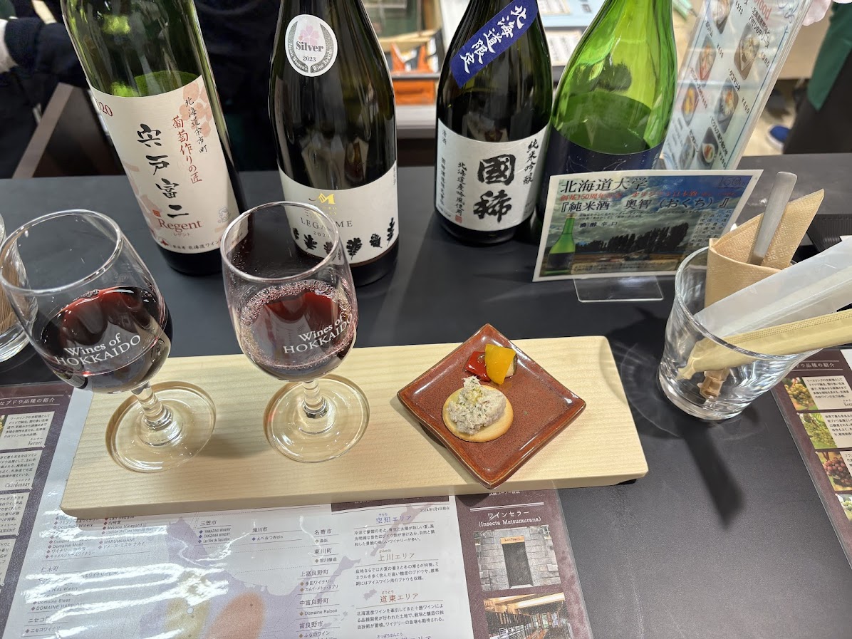 北海道どさんこプラザ札幌店のイートインコーナーでワイン飲み比べセット(赤)