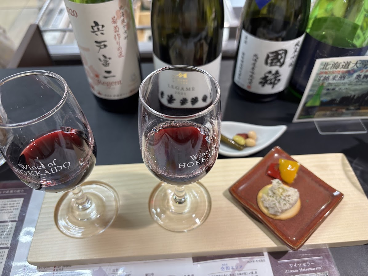 北海道どさんこプラザ札幌店のイートインコーナーでワイン飲み比べセット(赤)にサービスでピクルス追加