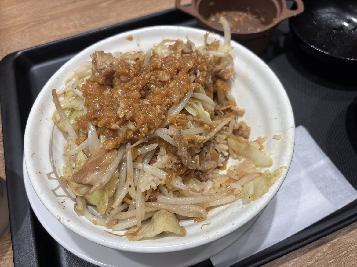 "インスパイア系松郎牛めし"「ニンニク野菜牛めし」【背脂醤油ダレトッピングで更に味濃く】