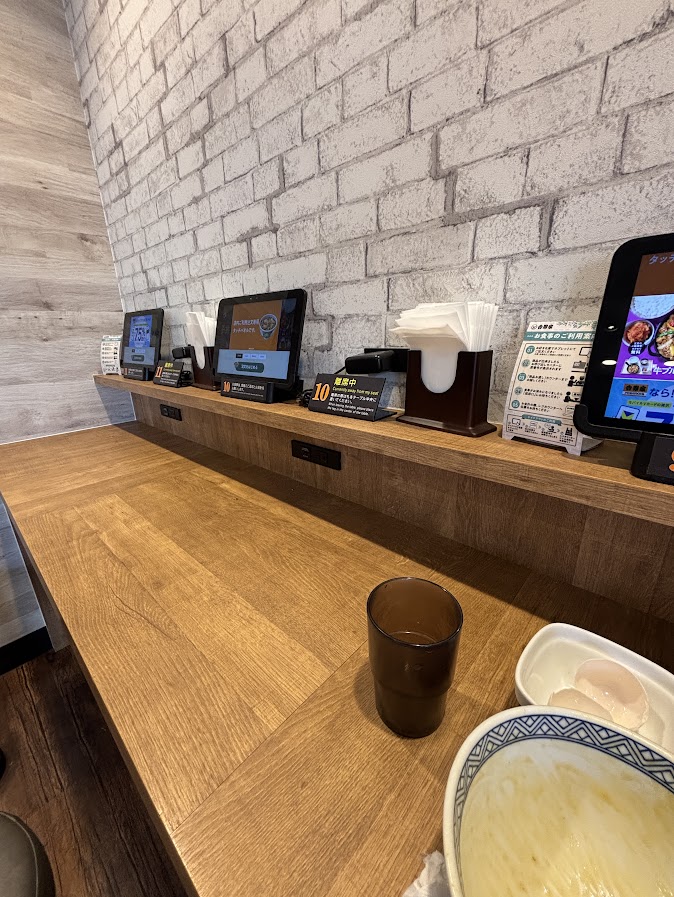吉野家 浅草通り稲荷町店　席に注文用タブレットと電源とUSB Type-A端子