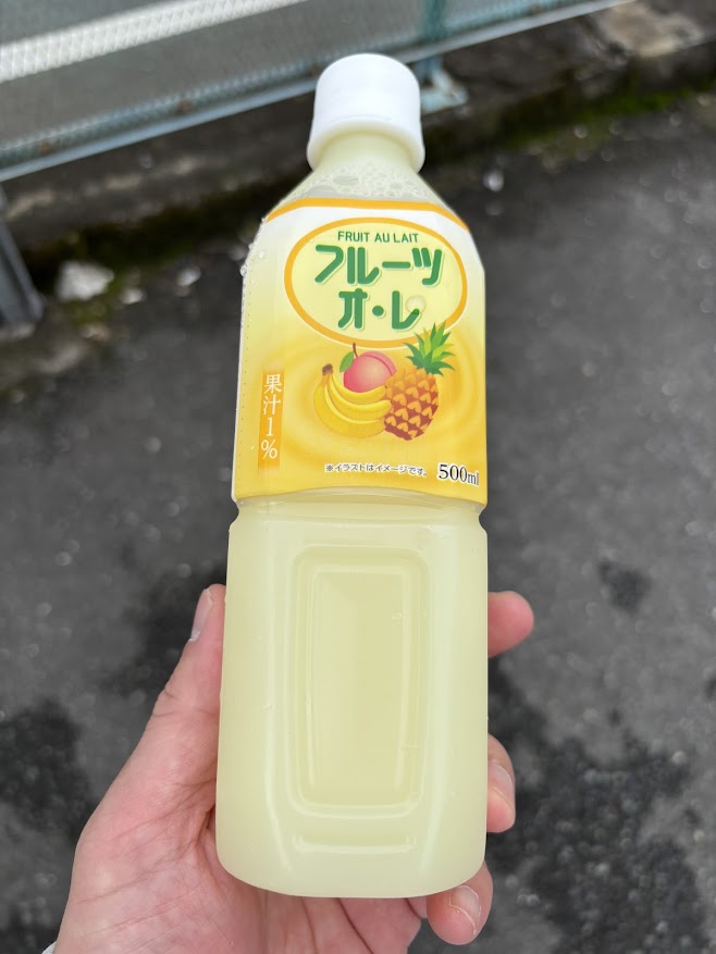 100円自販機のフルーツ オレ（オ・レ）500mlペットボトル