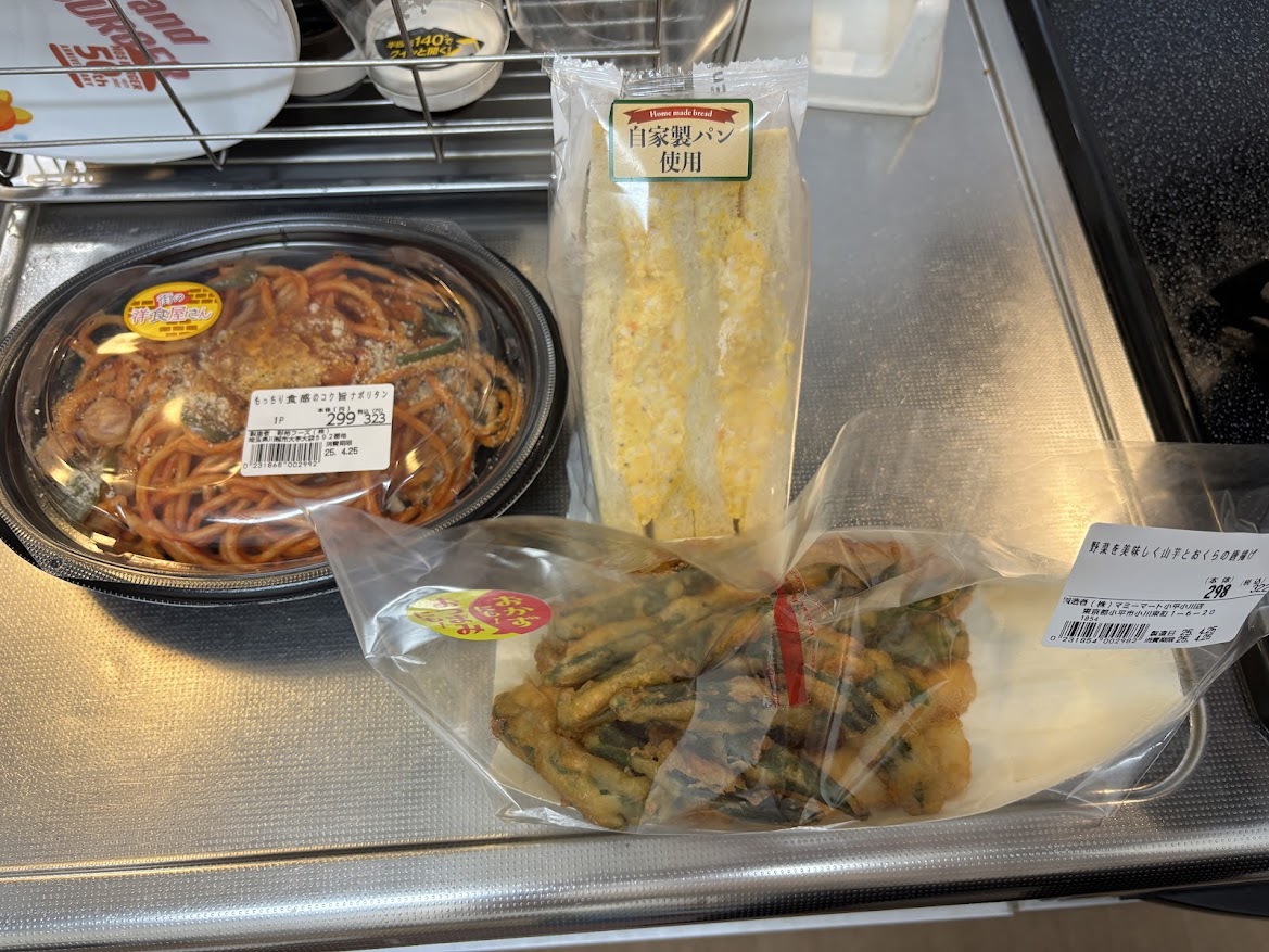 マミーマート 小平小川店で買ってきた自家製パン使用 イタリア産トリュフ香る自家製たまごサンド、街の洋食屋さん もっちり食感のコク旨ナポリタン、おかずにも!おつまみにも!野菜を美味しく山芋とおくらの唐揚げ