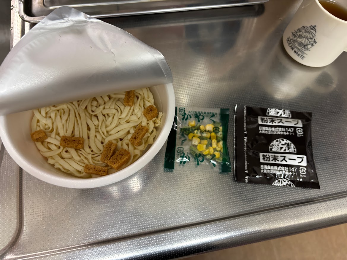 日清のどん兵衛 札幌スープカレーうどん、中身とかやくと粉末スープ