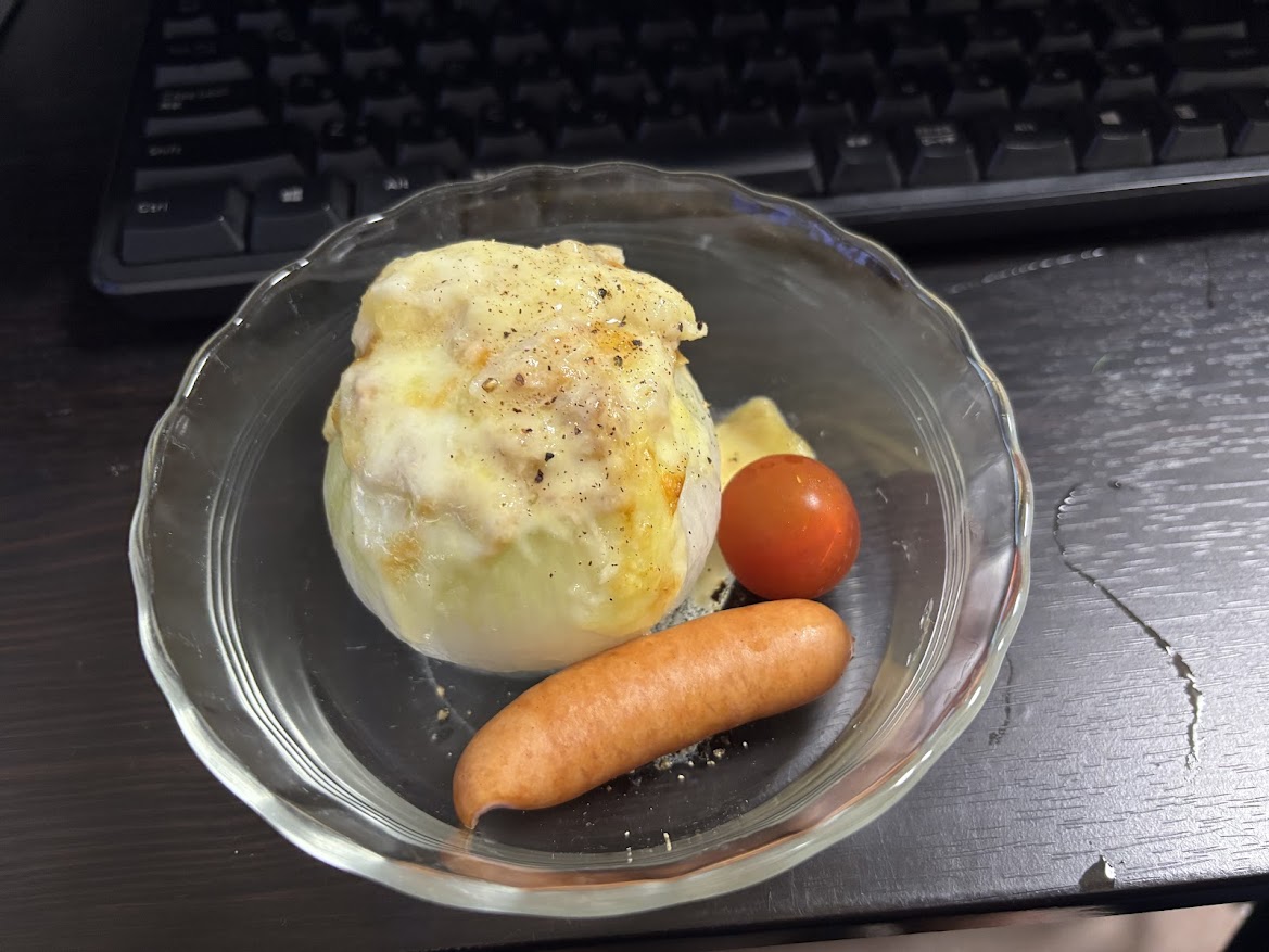 ツナとチーズの玉ねぎグラタン、ウインナー、ミニトマト