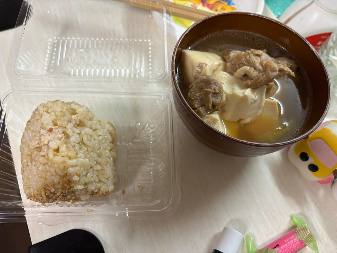 おむすび権兵衛 nonowa武蔵小金井店で買ってきていたツナ玄米おむすびと力うどんのうどん抜きスープ（餅、鶏肉、豆腐入り）