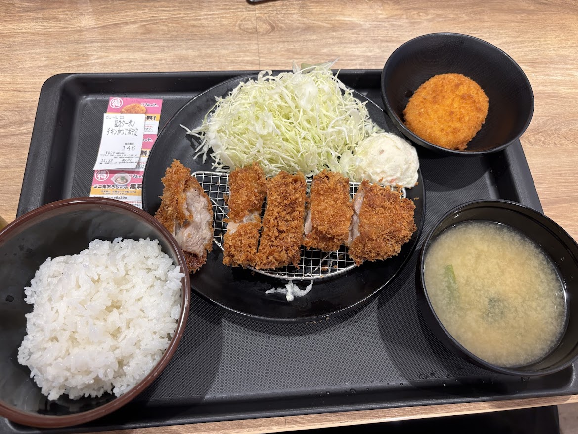 松のや 志村坂上店(マイカリー食堂併設)で「500店舗達成!!記念クーポン使用のチキンかつ定食 トッピングポテサラ、500円」「マル得チケットでコロッケも無料で追加」