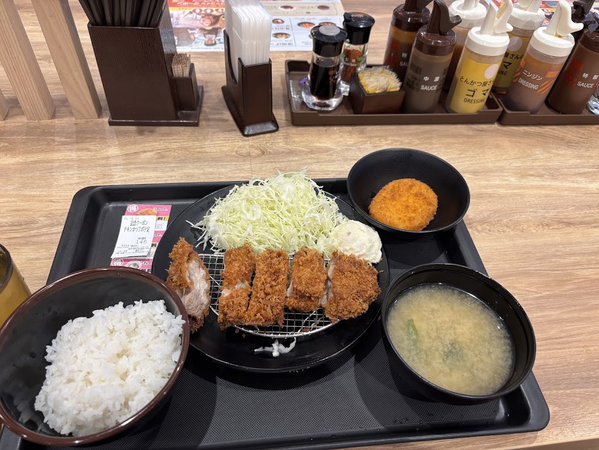 「500店舗達成!!記念クーポン使用のチキンかつ定食 トッピングポテサラ、500円」「マル得チケットでコロッケも無料で追加」とんかつ屋さんのゴマドレッシング、ニンジンドレッシング