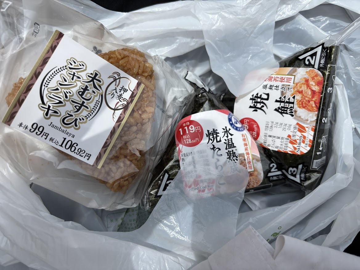 まいばすけっと 築地2丁目店で買ってきた押麦入り 大むすび ジャンバラヤ（99円）、氷温熟成焼たらこ（119円）、焼鮭（119円）
