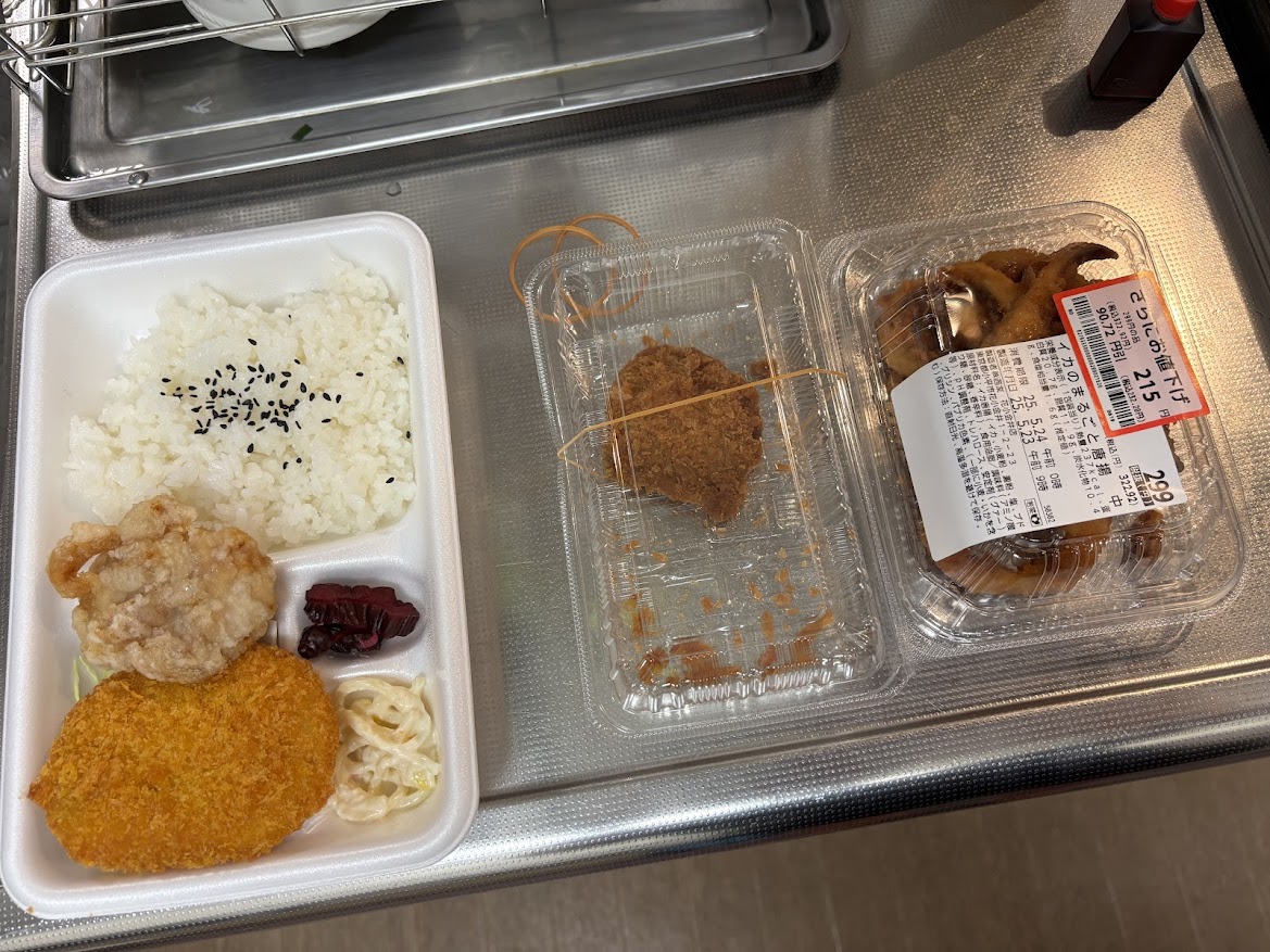 アゲラー本舗 小平茜屋橋店の唐コロ弁当【S】+α、西友惣菜のイカのまるごと唐揚げ