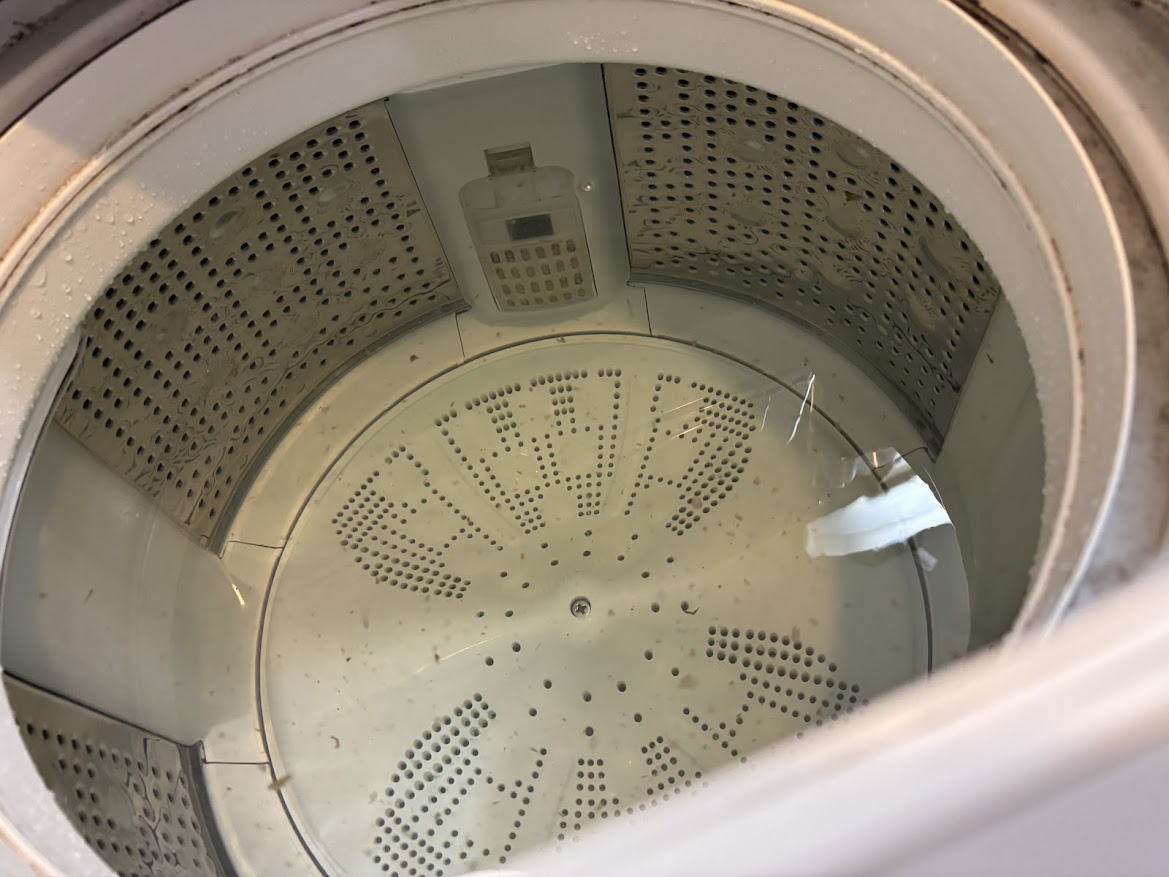 カビ・汚れた液体洗たく槽クリーナー(奥田薬品)を入れてしばらく洗浄した後の汚れが浮き出た水