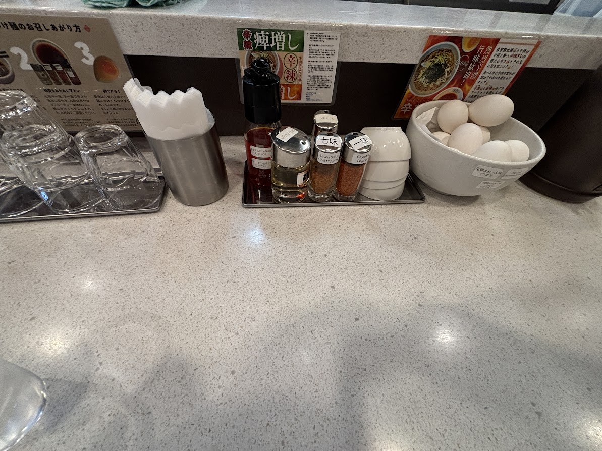 席の調味料類と生卵
