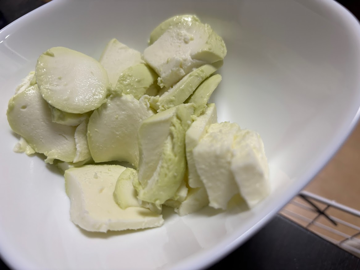 明治 北海道十勝 生モッツァレラ バジル仕立て（味付けいらず）切断面