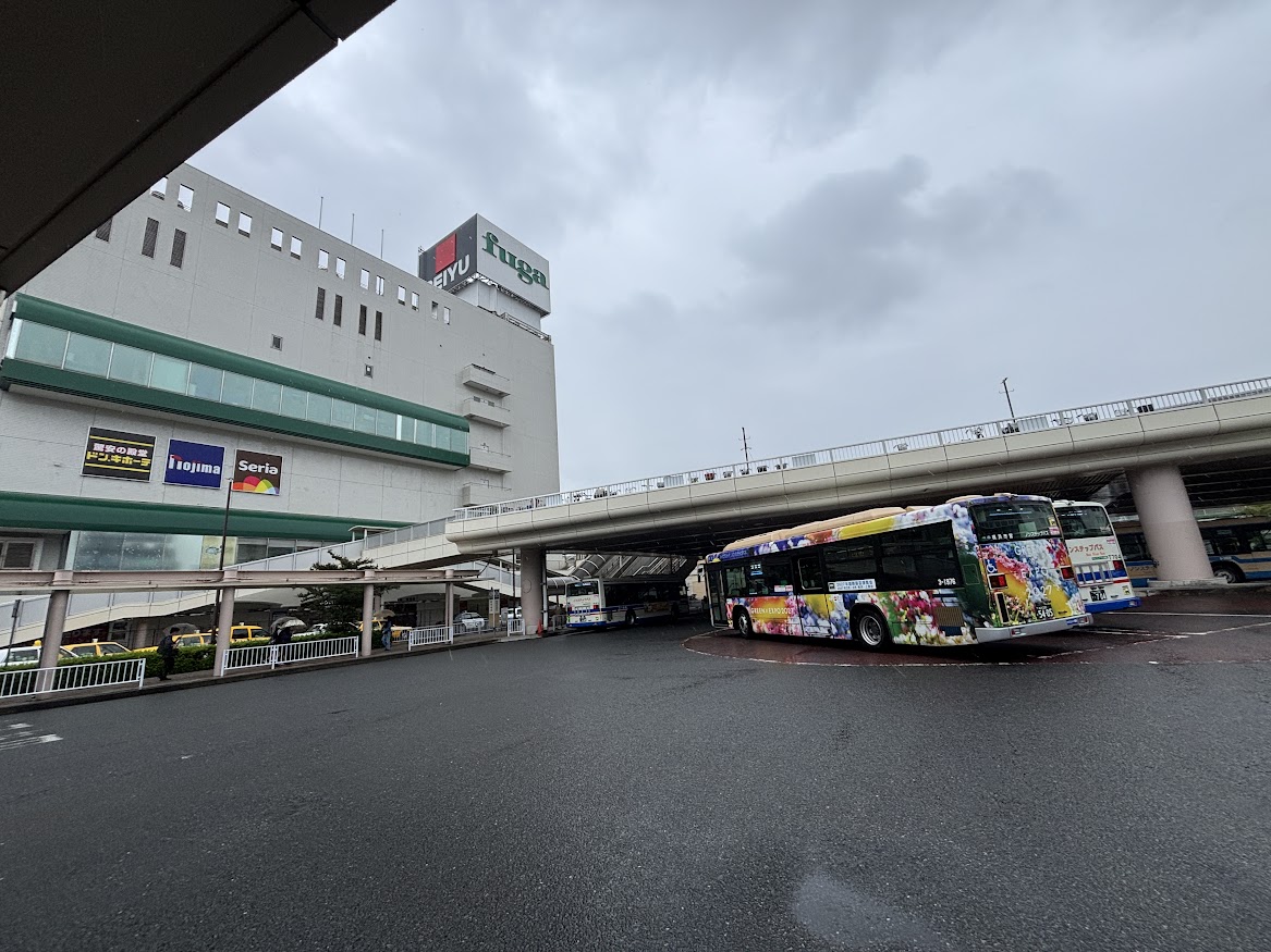 JR京浜東北線 鶴見駅西口駅前