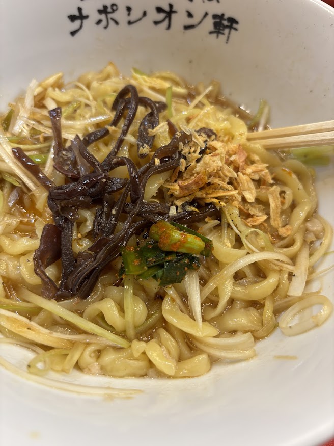 釜玉中華そば ナポレオン軒で釜玉中華そば(並)に卓上調味料のきくらげ、椎茸酢、皇帝辣油(エンペラー油)、揚げねぎ、激辛注意バカニラ載せ