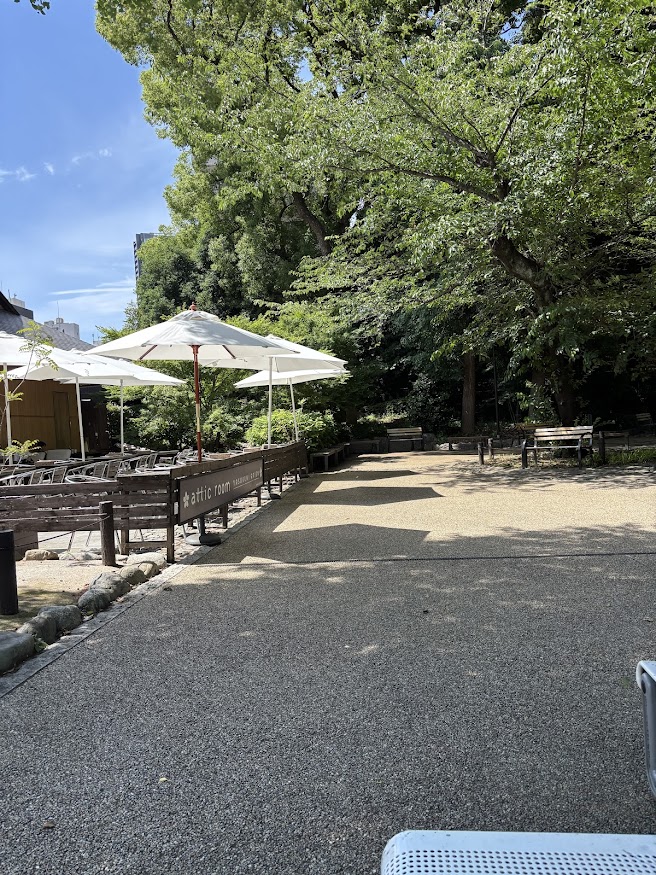 靖国神社 外苑休憩所付近のベンチ