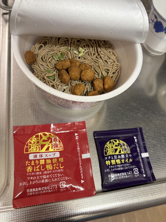 日清の最強どん兵衛 目指したのはうまさ別格 鴨だしそばの液体スープ たまり醤油使用 香ばし鴨だし（たまり醤油（醤油中34％使用））、コクと甘み際立つ特製鴨オイル