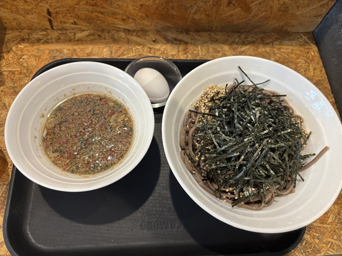 「SOBA STAND そばうさ」でスタミナ冷そば（生卵付）