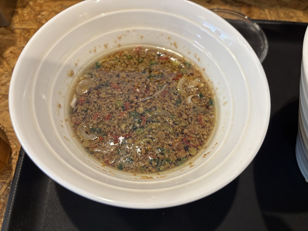 「SOBA STAND そばうさ」でスタミナ冷そば（生卵付）汁