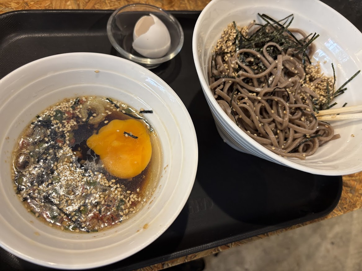 「SOBA STAND そばうさ」でスタミナ冷そばに生卵を汁に投入