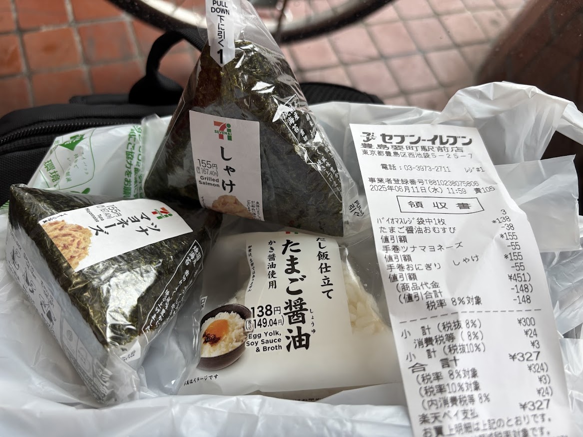 セブンイレブンでしゃけ、ツナマヨネーズ、だし仕立てたまご醤油おにぎり