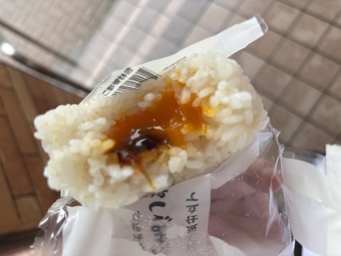 だし飯仕立て たまご醤油 おにぎり（かき醤油使用 卵黄は生卵ではありません）